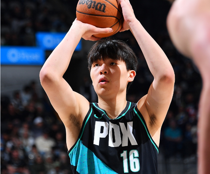 乐鱼体育官方网站-锁定第八！杨瀚森0分1篮板开拓者横扫国王 附加赛将战太阳